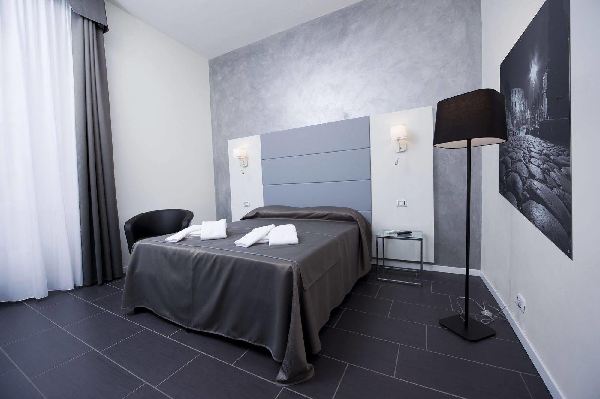 Grey&White Hotel Рим Екстериор снимка
