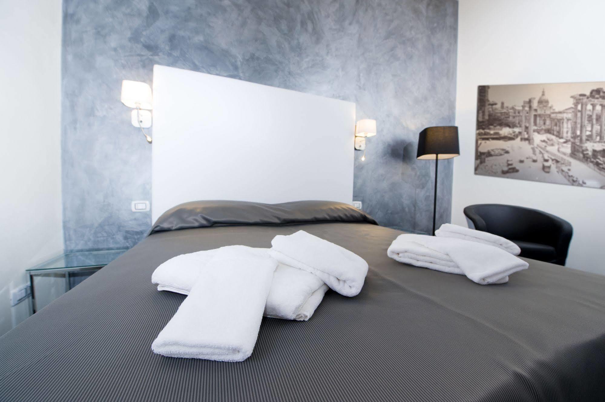 Grey&White Hotel Рим Екстериор снимка